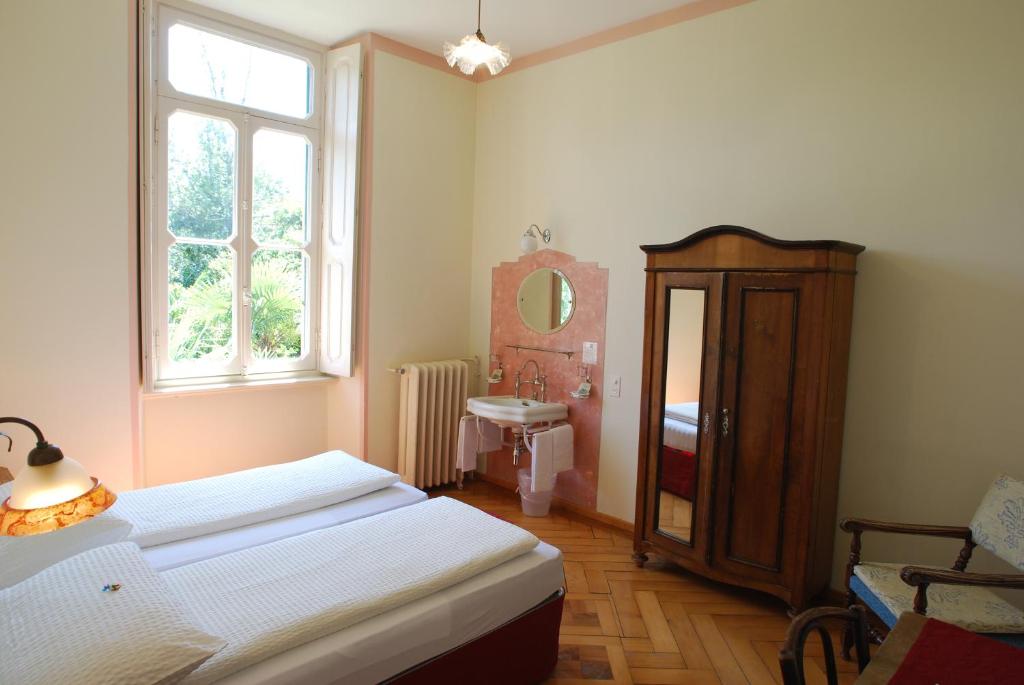 Двухместный (Двухместный номер с 2 отдельными кроватями и общей ванной комнатой) хостела Hotel&Hostel Montarina, Лугано