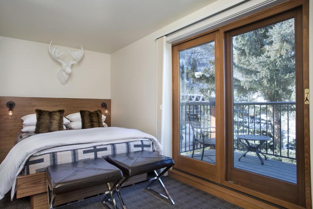 Двухместный (Улучшенный номер с кроватью размера «queen-size» и балконом) отеля Hotel Durant, Аспен