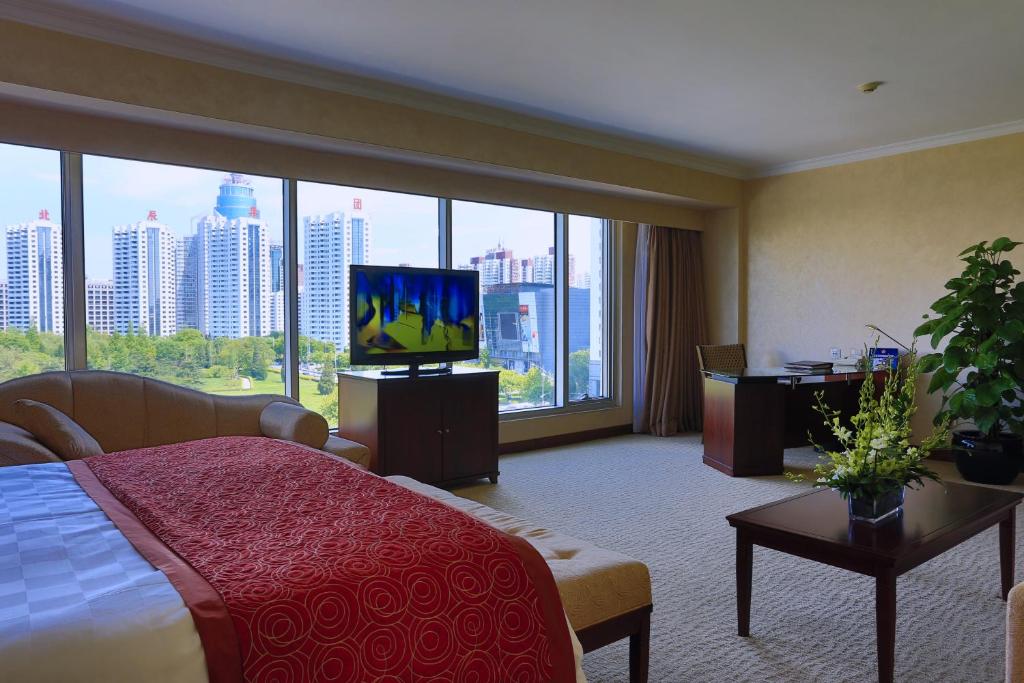 Двухместный (Mainland Chinse Citizens - Deluxe Double Room with Park View) отеля Beijing Continental Grand Hotel, Пекин