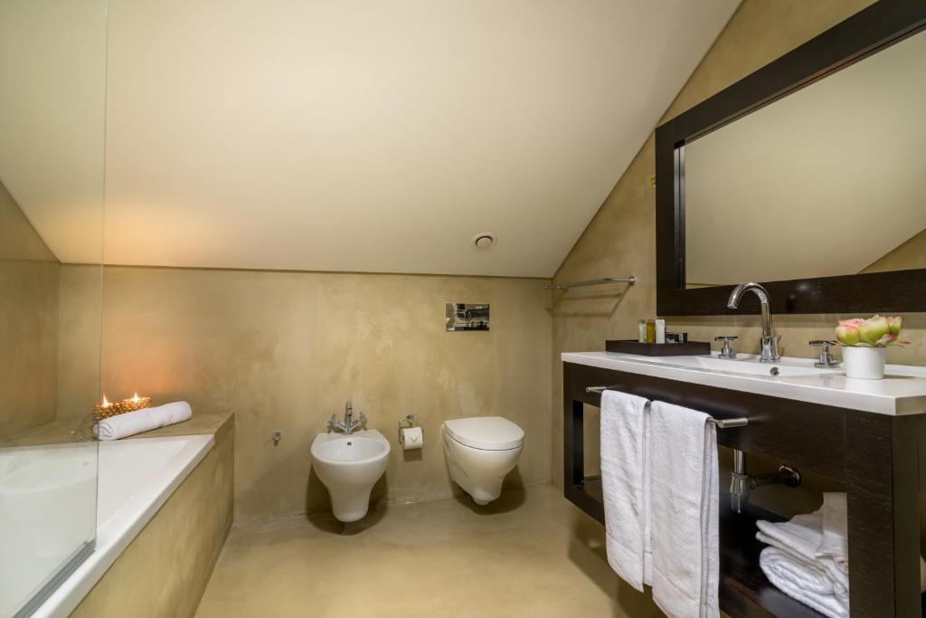 Двухместный (Двухместный номер Делюкс с 1 кроватью или 2 отдельными кроватями и балконом) отеля Universal Boutique Hotel, Фигейра-да-Фош