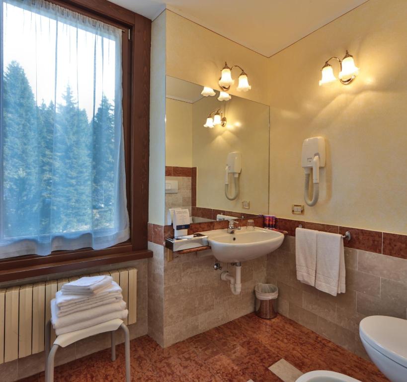 Семейный (Семейный номер (для 2 взрослых и 2 детей)), Golf Hotel Campiglio