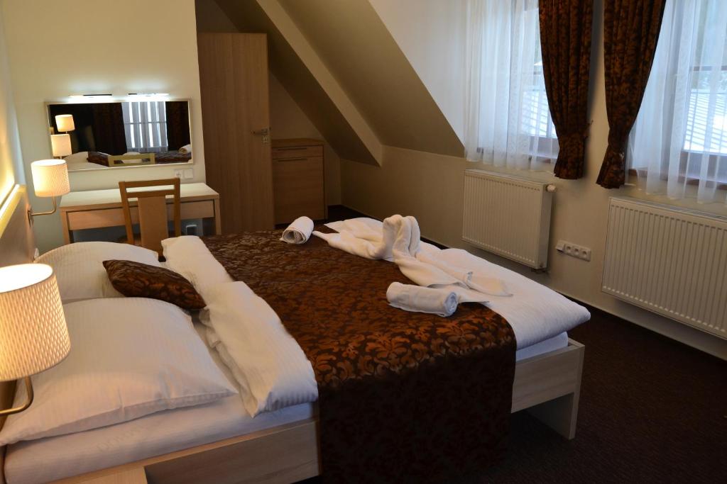 Апартаменты (Улучшенные четырехместные апартаменты (+ 4 дополнительные кровати)) отеля Wellness hotel Sauna, Брунталь