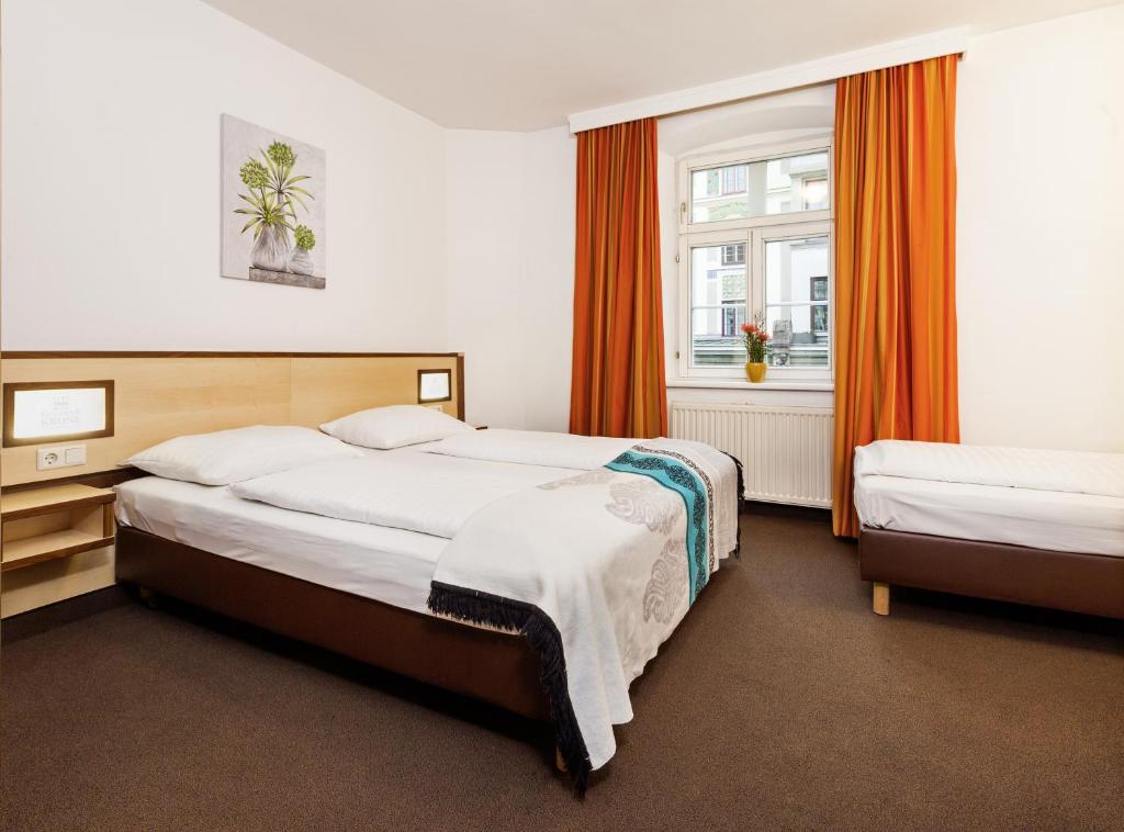 Трехместный (Трехместный номер) отеля Hotel Goldene Krone Innsbruck, Инсбрук