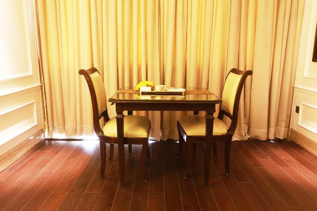 Сьюит (Executive Suite -  Early Check-In & Late Check-Out: Subject to Room Availability.,  20% Discount on food and Soft Beverage), The Ashok, New Delhi