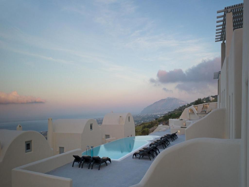 Сьюит (Полулюкс с собственной гидромассажной ванной) отеля Dome Santorini Resort & Villas, Имеровиглион