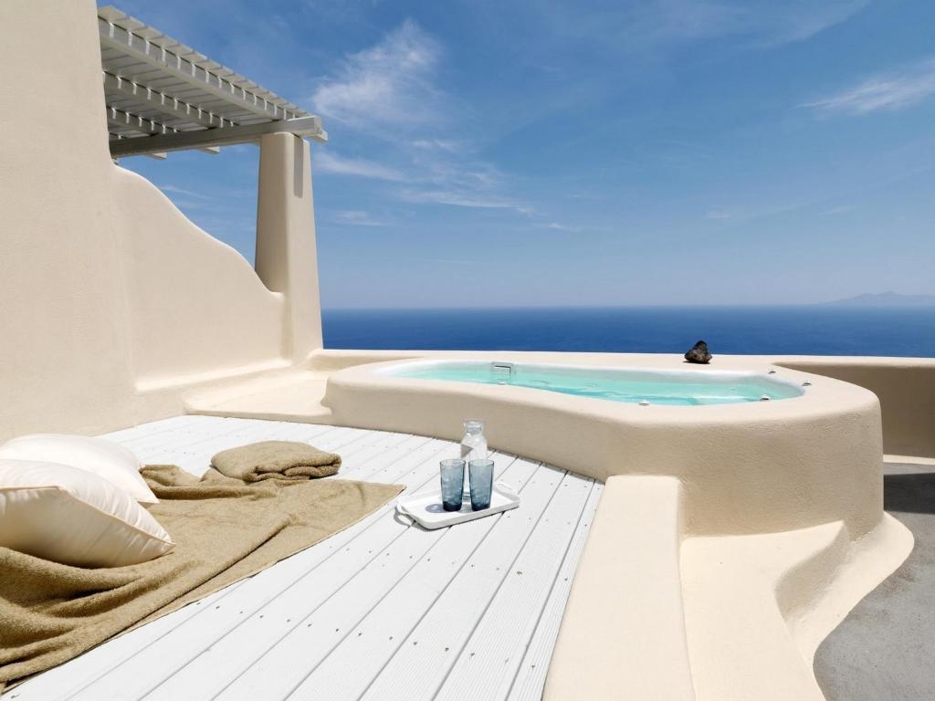 Сьюит (Люкс с открытой гидромассажной ванной и террасой) отеля Dome Santorini Resort & Villas, Имеровиглион