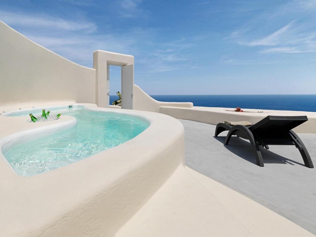 Сьюит (Люкс для новобрачных с собственной гидромассажной ванной на открытом воздухе) отеля Dome Santorini Resort & Villas, Имеровиглион