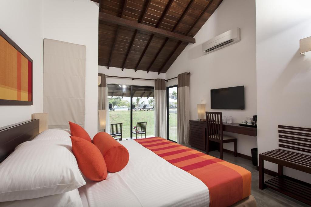Двухместный (Номер Супер Делюкс с кроватью размера «queen-size» и выходом к бассейну, вид на океан) курортного отеля The Calm Resort & Spa, Пасикуда