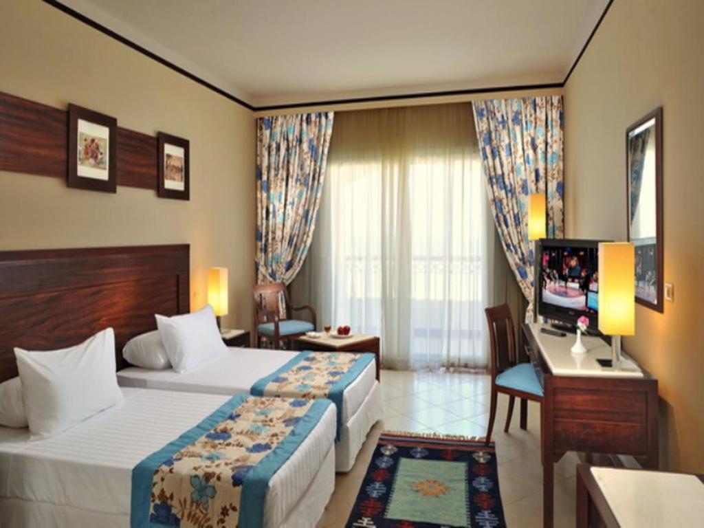 Двухместный (Улучшенный двухместный номер с 1 кроватью или 2 отдельными кроватями и видом на сад) курортного отеля Concorde Moreen Beach Resort, Абу-Дабаб