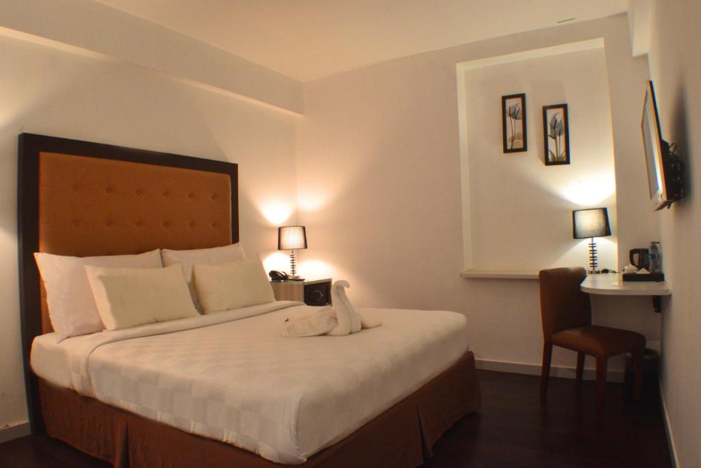 Двухместный (Классический номер с кроватью размера «queen-size») отеля Maven Fatmawati, Джакарта