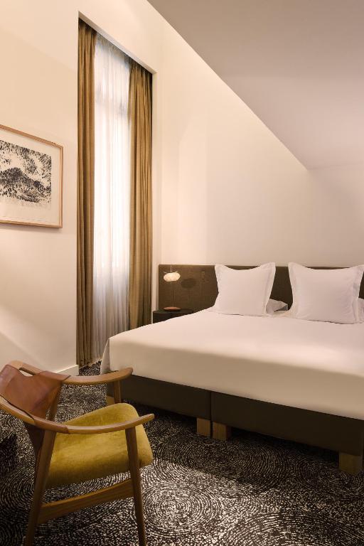 Двухместный (Двухместный номер Делюкс с 1 кроватью) отеля Hotel Marignan Champs-Elysées, Париж