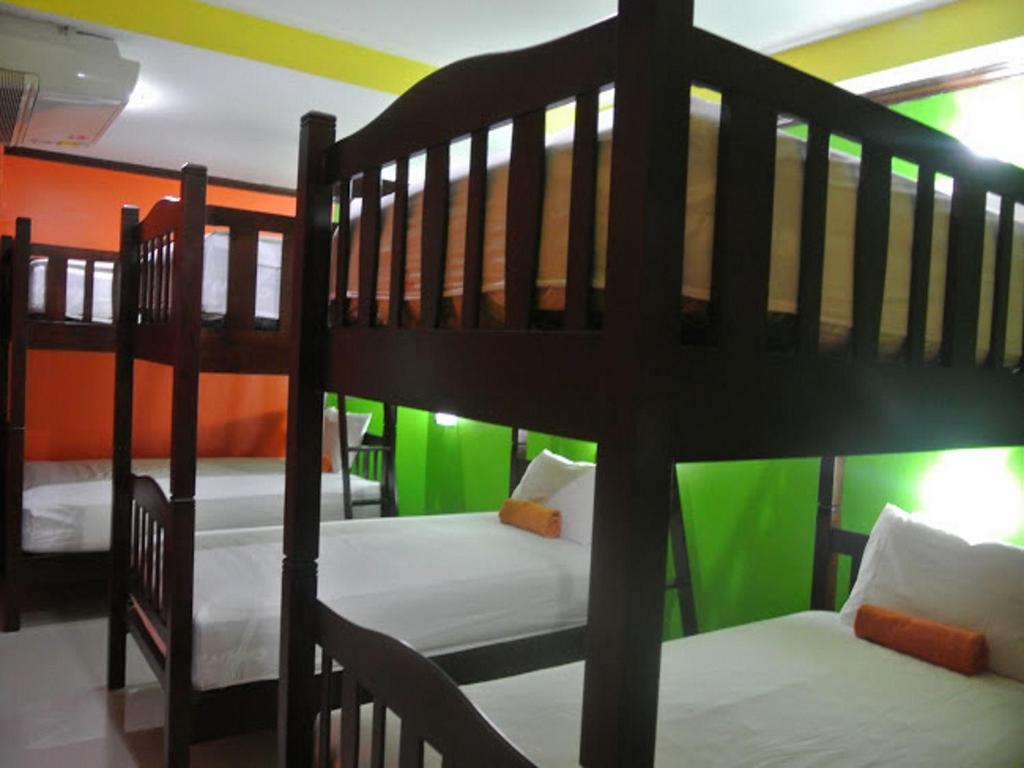 Номер (Спальное место на двухъярусной кровати в общем номере для мужчин и женщин) хостела Silla Patong Hostel, Пхукет