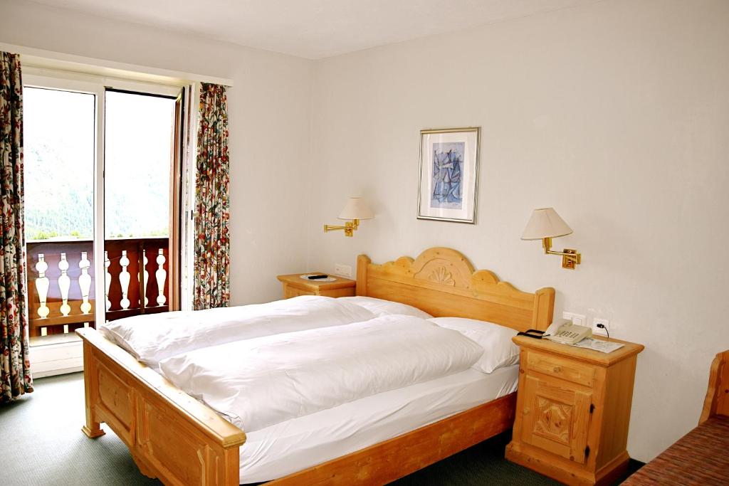 Двухместный (Двухместный номер Делюкс с 1 кроватью и балконом) отеля Hotel Salastrains, Санкт-Мориц
