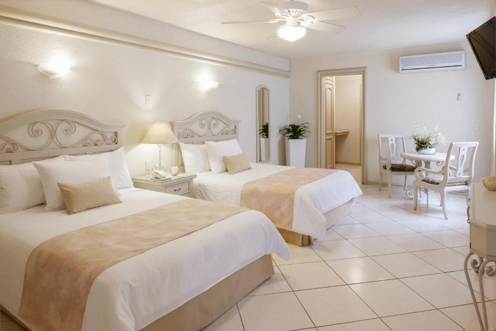 Двухместный (Люкс с 2 спальнями) отеля Hotel & Suites Quinta Magna, Гвадалахара