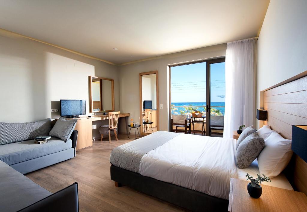 Сьюит (Улучшенный двухместный номер с 1 кроватью и видом на море – Общий бассейн) курортного отеля Stella Palace Resort & Spa, Херсониссос