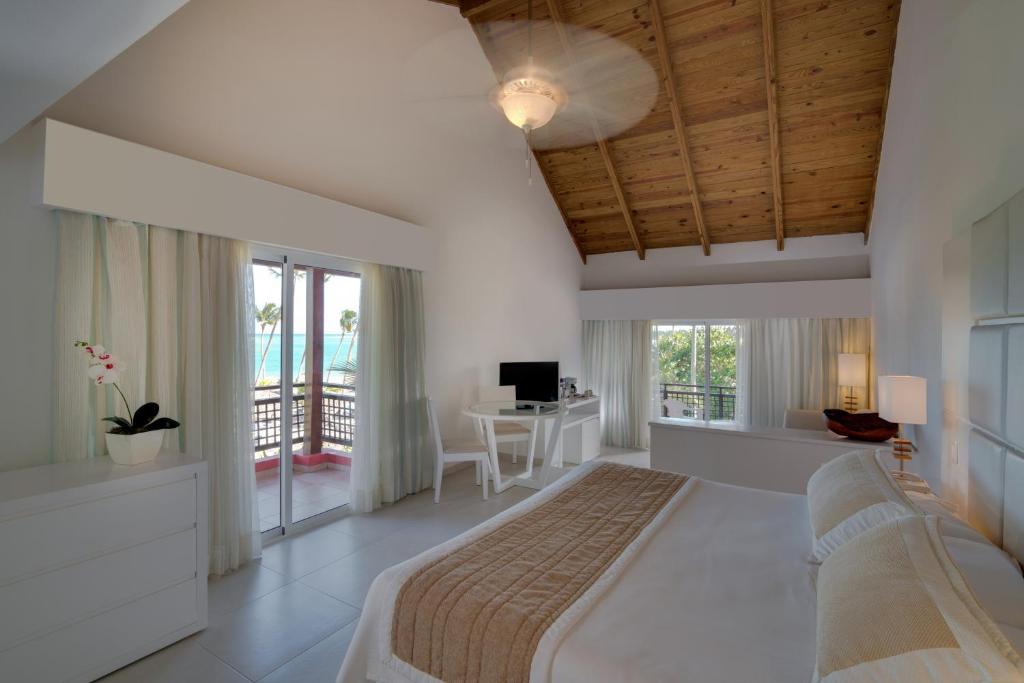 Сьюит (Люкс для новобрачных) курортного отеля Punta Cana Princess All Suites Resort and Spa, Баваро