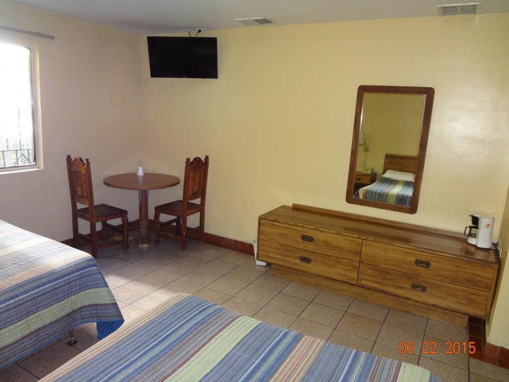 Двухместный (Двухместный номер с 2 двуспальными кроватями) отеля Hotel Olivia, Ногалес