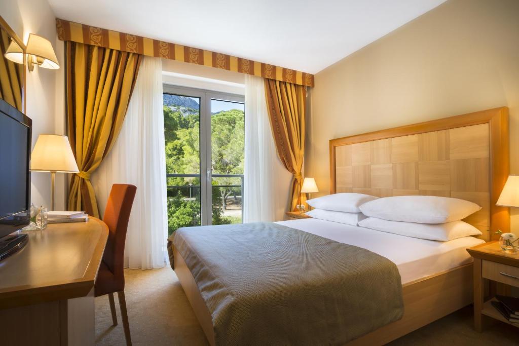 Двухместный (Двухместный номер с 1 двуспальной или 2 отдельными кроватями, вид на парк (для 2 взрослых)) отеля Aminess Grand Azur Hotel, Оребич