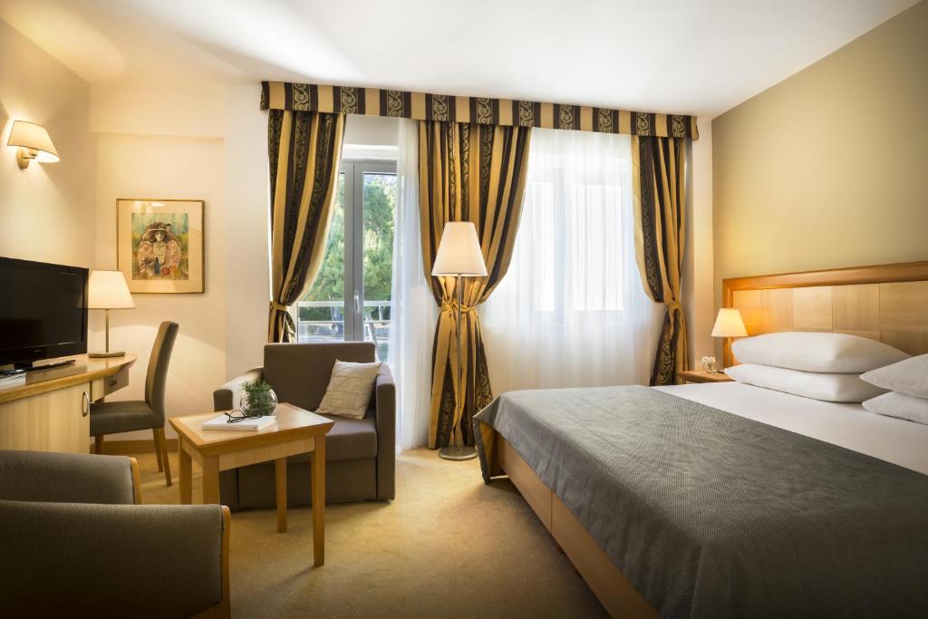 Двухместный (Улучшенный двухместный номер с 1 кроватью/2 отдельными кроватями со стороны парка) отеля Aminess Grand Azur Hotel, Оребич