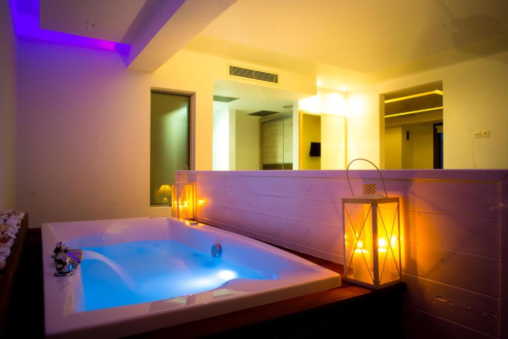 Сьюит (Суперлюкс с гидромассажной ванной, вид на море) отеля Bebis Hotel, Коккино-Неро
