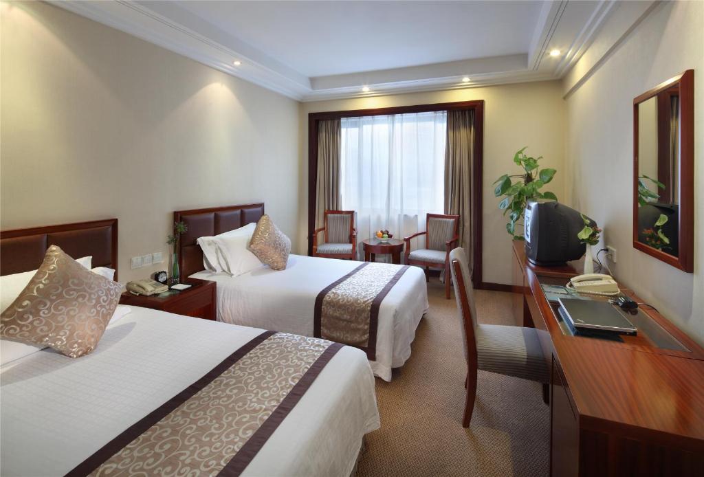 Двухместный (Улучшенный двухместный номер с 2 отдельными кроватями) отеля Shanghai Hotel Jin Jiang, Шанхай