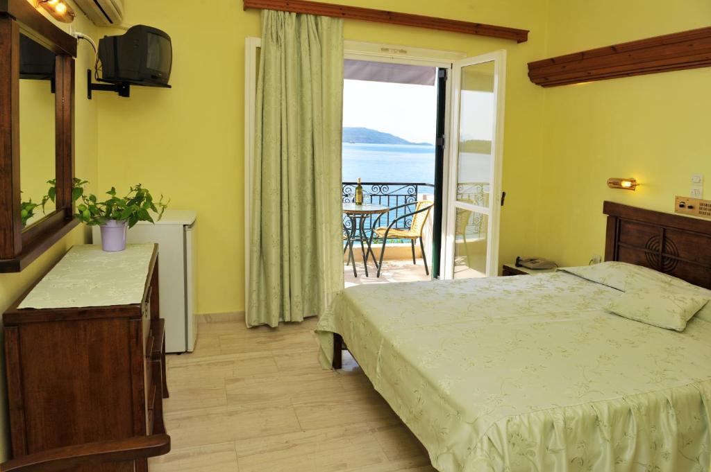 Двухместный (Двухместный номер с 1 двуспальной кроватью, вид на море) апарт-отеля Logan's Beach Hotel, Нидри