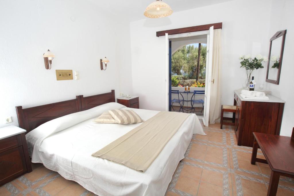 Двухместный (Улучшенный двухместный номер с 1 кроватью или 2 отдельными кроватями и видом на море) отеля Paros Inn, Логарас