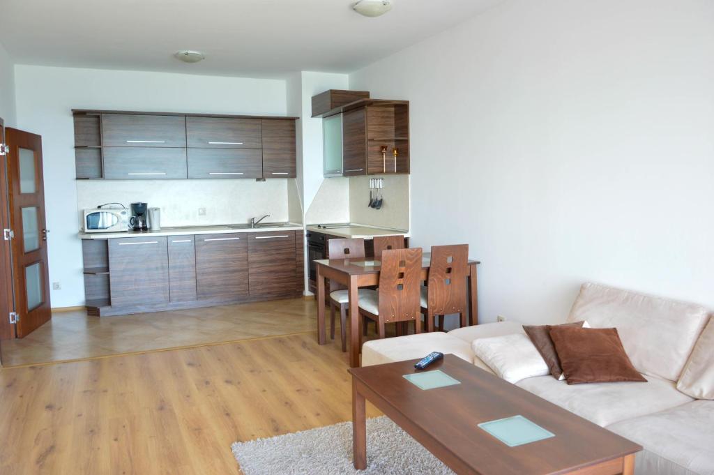 Апартаменты (Апартаменты с 1 спальней и балконом с видом на море) апарт-отеля Cabacum Beach Residence, Золотые Пески