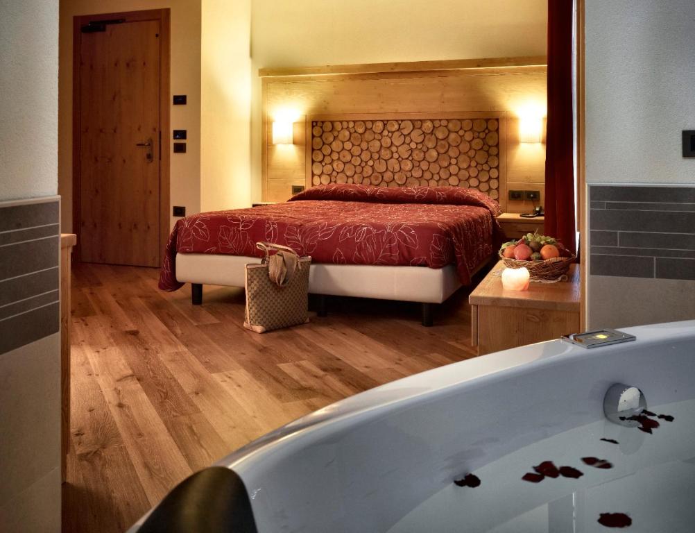 Двухместный (Улучшенный двухместный номер с 1 кроватью) отеля Panorama Hotel Fontanella, Мадонна-ди-Кампильо