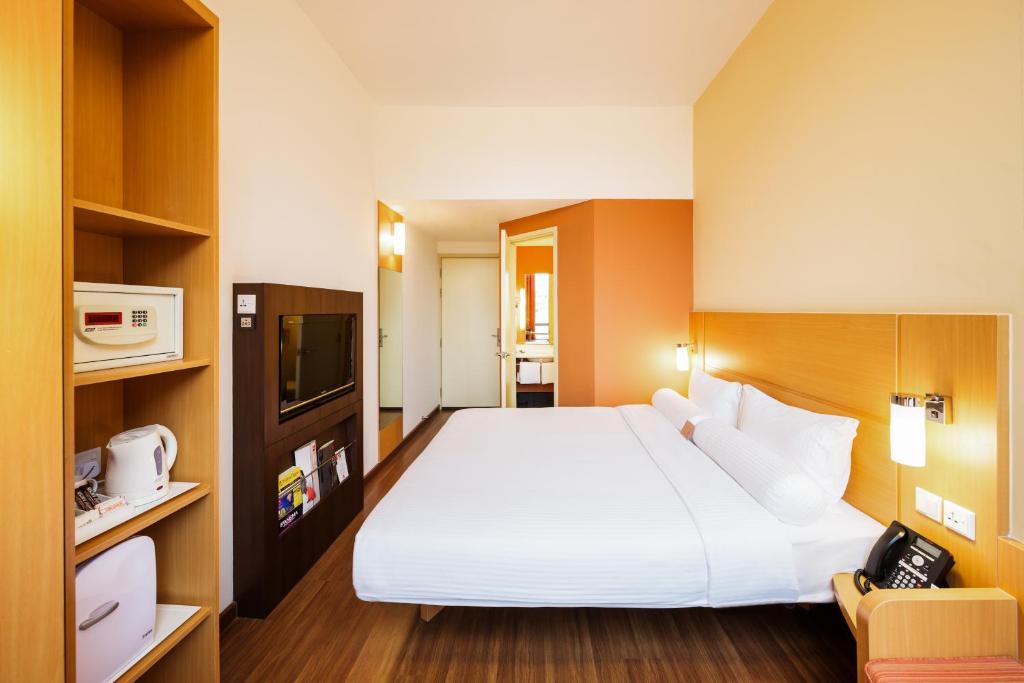Двухместный (Стандартный номер с кроватью размера «queen-size» и дополнительными удобствами) отеля Ibis Singapore Novena, Сингапур (город)