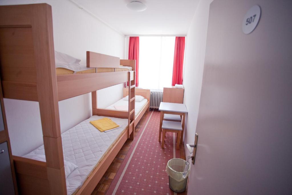 Трехместный (Трехместный номер с общей ванной комнатой) хостела Youth Hostel Zagreb, Загреб