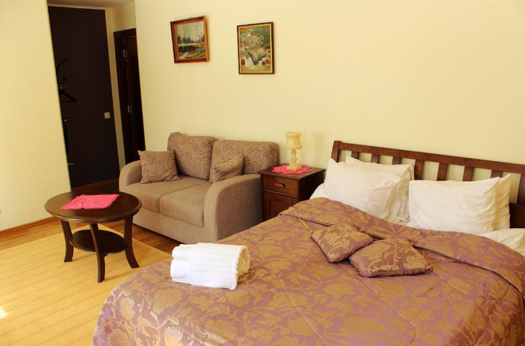 Двухместный (Улучшенный двухместный номер с 1 кроватью и диваном) апарт-отеля Embrace Guestrooms & Apartments, Пярну