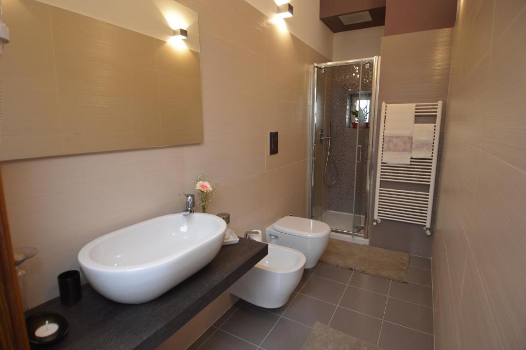 Двухместный (Двухместный номер с 1 кроватью и собственной ванной комнатой вне номера) отеля B&B Domus Garibaldi, Салерно