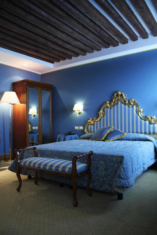 Двухместный (Улучшенный двухместный номер с 1 кроватью или 2 отдельными кроватями) отеля Hotel Corte Contarina, Венеция