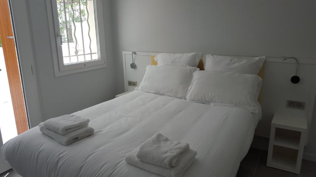 Двухместный (Двухместный номер с 1 кроватью - На полуцокульном этаже) отеля Hotel Flots d'Azur, Ницца