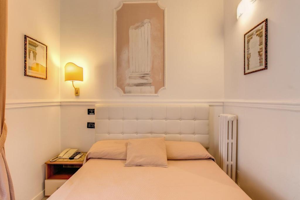Двухместный (Компактный двухместный номер с небольшой двуспальной кроватью) отеля Hotel Martini, Рим