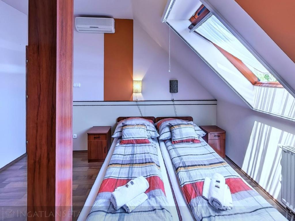 Двухместный (Двухместный номер с 2 отдельными кроватями и собственной ванной комнатой) отеля Pilóta Panzió, Сегед