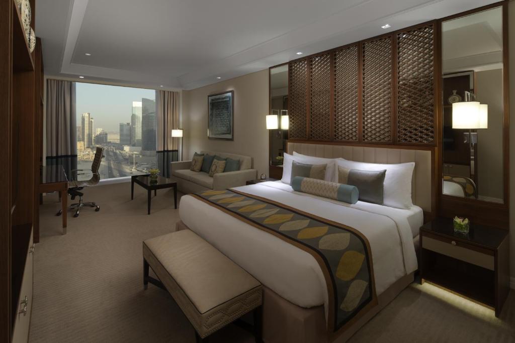 Четырехместный (Семейный номер с кроватью размера «king-size», вид на город) отеля Taj Dubai, Дубай