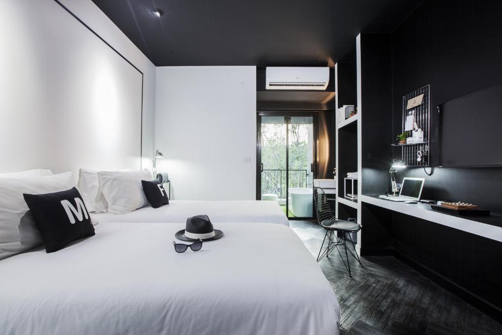 Двухместный (Двухместный номер Делюкс с 1 кроватью и ванной (с балконом) + Бесплатное пользование зоной для коворкинга в течение 24 часов) отеля Blu Monkey Hub, Пхукет