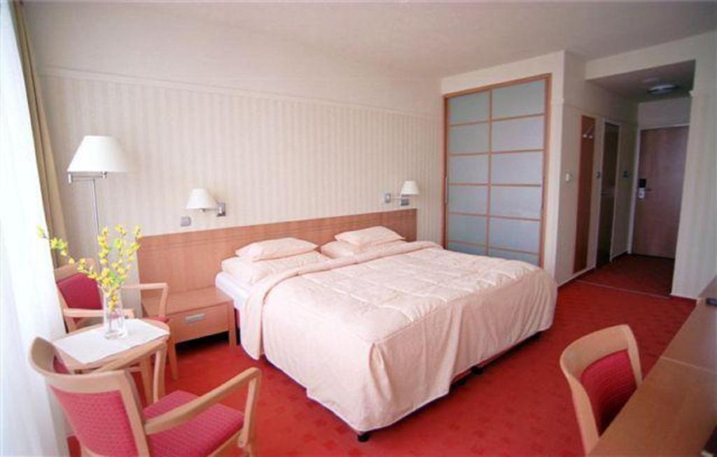 Двухместный (Улучшенный двухместный номер с 1 кроватью или 2 отдельными кроватями в Дворцовом крыле) отеля Danubius Health Spa Resort Esplanade, Пьештяни