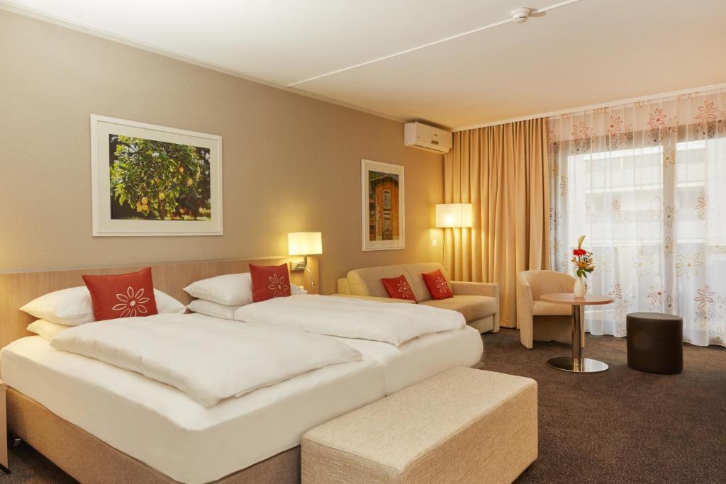 Двухместный (Улучшенный двухместный номер с 1 кроватью и боковым видом на озеро) отеля H4 Hotel Arcadia Locarno, Локарно