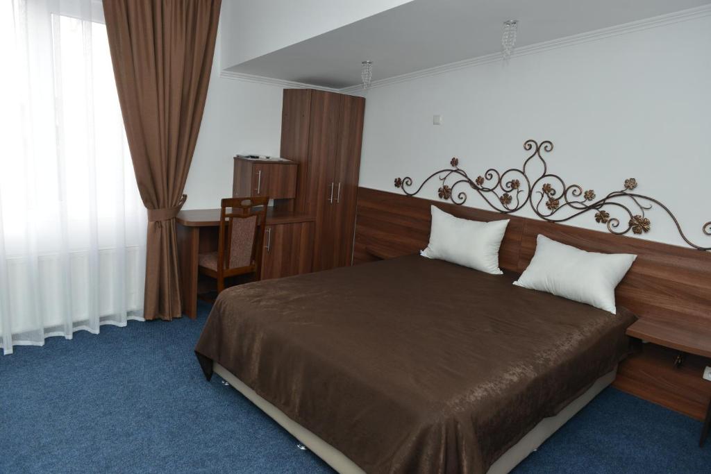 Двухместный (Стандартный номер с 2 односпальными кроватями и диваном) гостевого дома Pensiunea Butoias Glodeni, Глодяны
