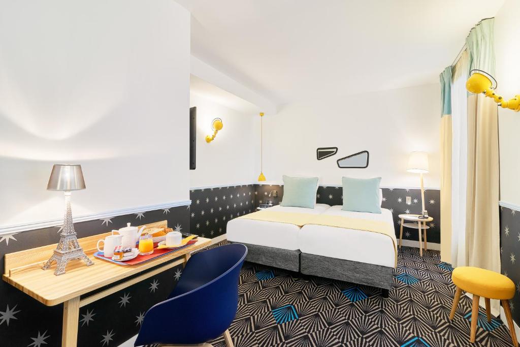 Двухместный (Улучшенный двухместный номер с 2 отдельными кроватями) отеля Hôtel Augustin - Astotel, Париж