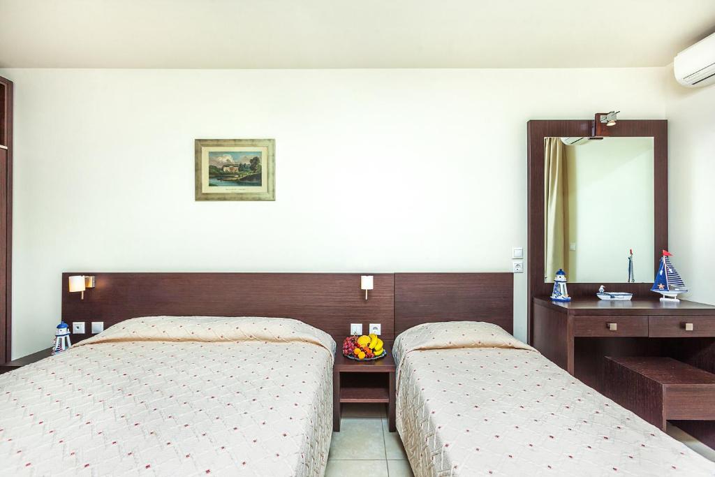 Трехместный (Улучшенный трехместный номер (для 2 взрослых и 1 ребенка)) отеля Elinotel Polis Hotel, Ханиоти