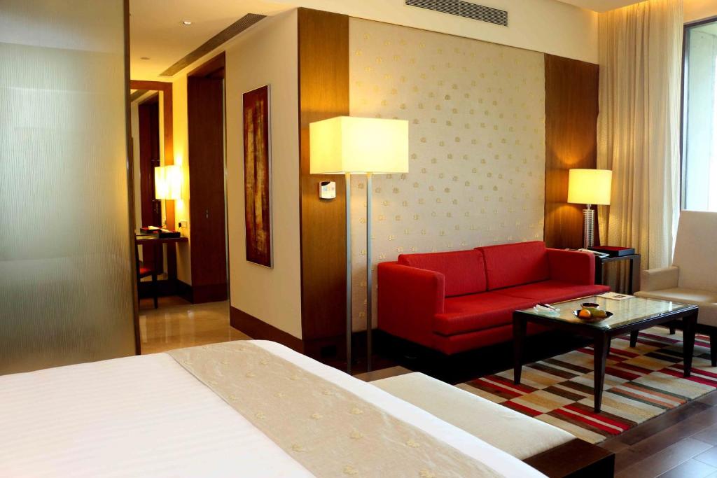 Четырехместный (Роскошный номер с трансфером в 1 сторону от или до аэропорта) отеля The Oberoi Gurgaon, Гургаон