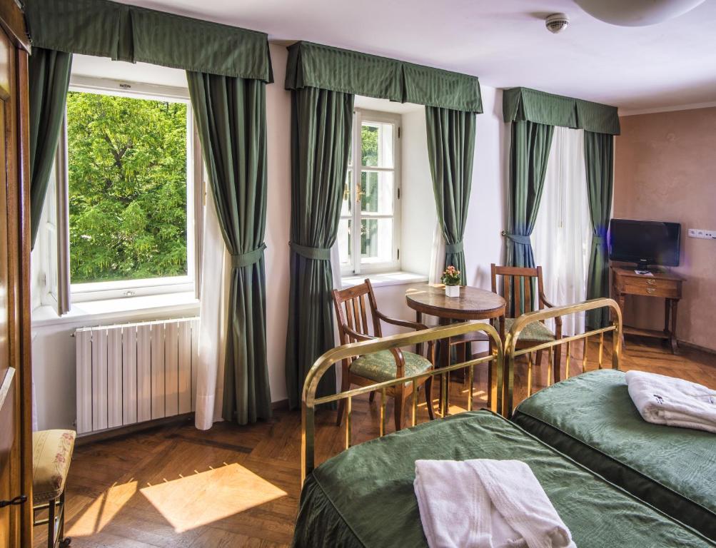 Двухместный (Улучшенный двухместный номер с 1 кроватью или 2 отдельными кроватями) отеля Roma Prague, Прага