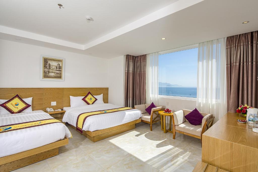 Трехместный (Представительский трехместный номер с видом на море) отеля Majestic Star Hotel, Нячанг
