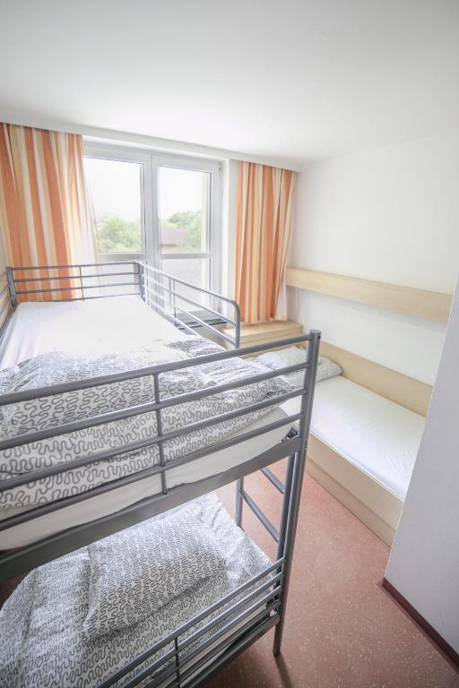 Номер (Спальное место в общем номере с 3 кроватями и собственной ванной комнатой) хостела Muffin Hostel, Зальцбург