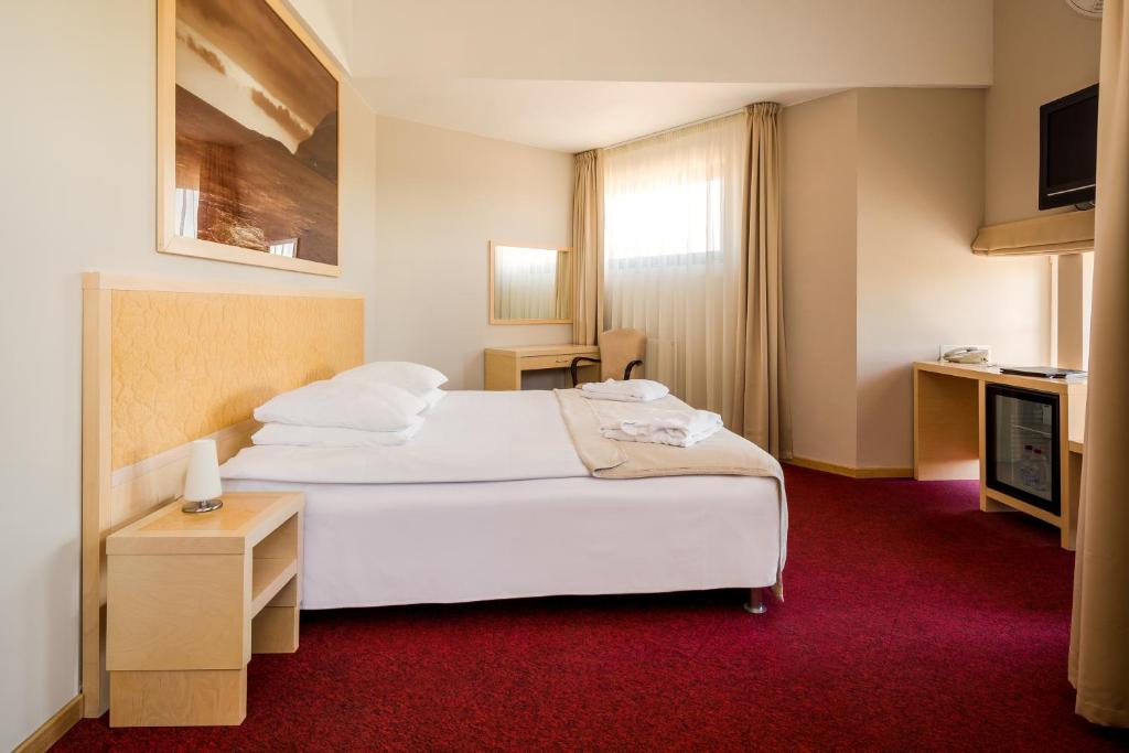 Двухместный (Большой двухместный номер «Комфорт» с 1 кроватью или 2 отдельными кроватями) отеля Hotel Kolumbs, Лиепая
