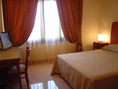 Двухместный (Двухместный номер с 1 кроватью или 2 отдельными кроватями и базовыми удобствами) отеля Ranch Palace Hotel, Неаполь